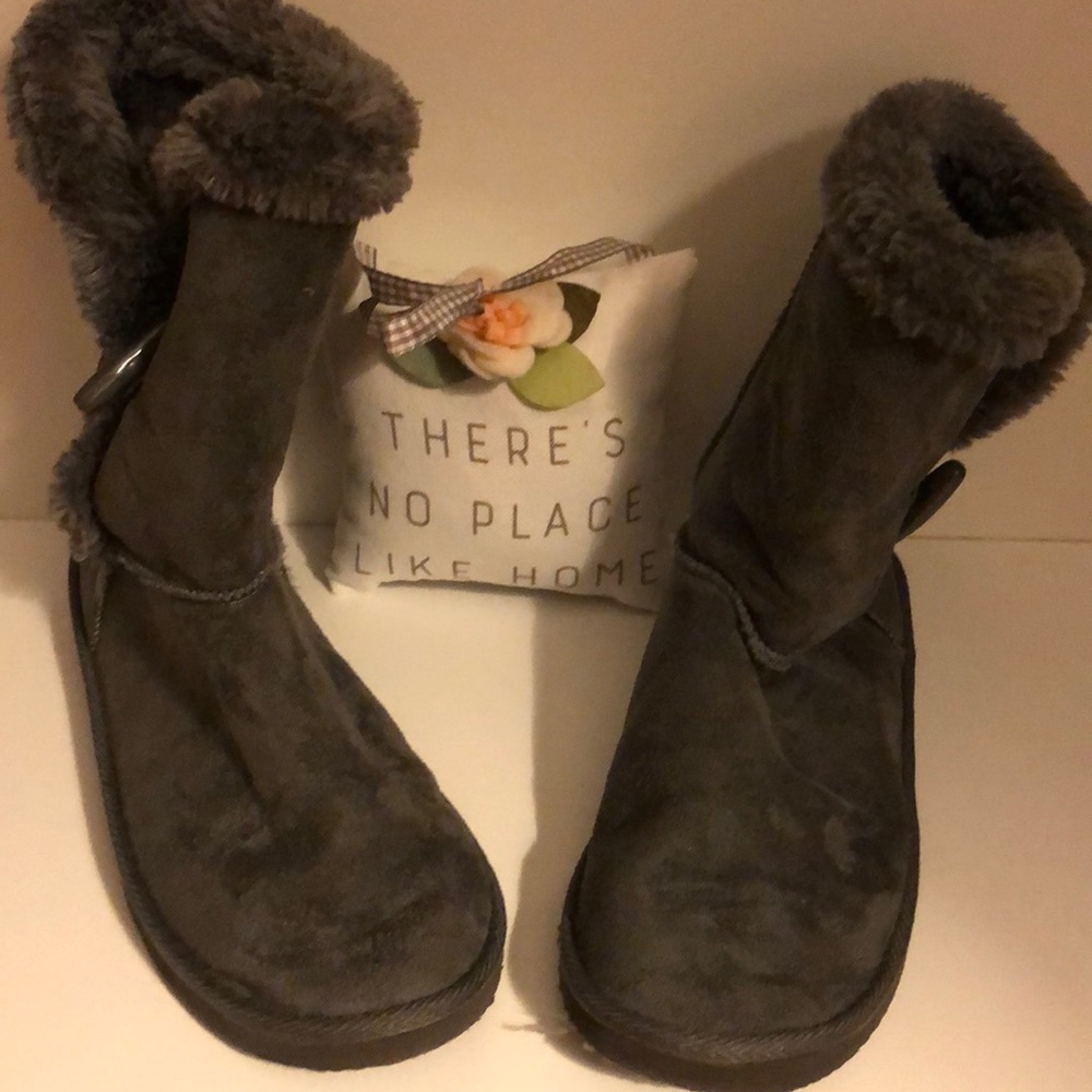 Women’s gray Isaac Mizrahi Ugg style boots.Size 7